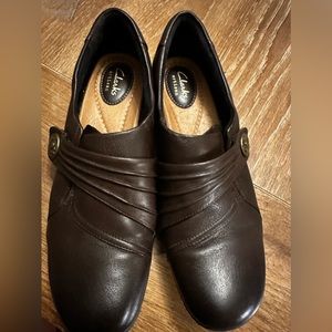 Woman's Clarks Hope Roxanne Chestnut Brown Slip Ons Size 8.5N